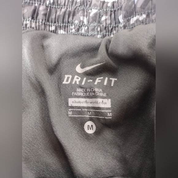 Nike Dri-Fit Gray Patterned Workout Jogger Shorts - Picture 8 of 10